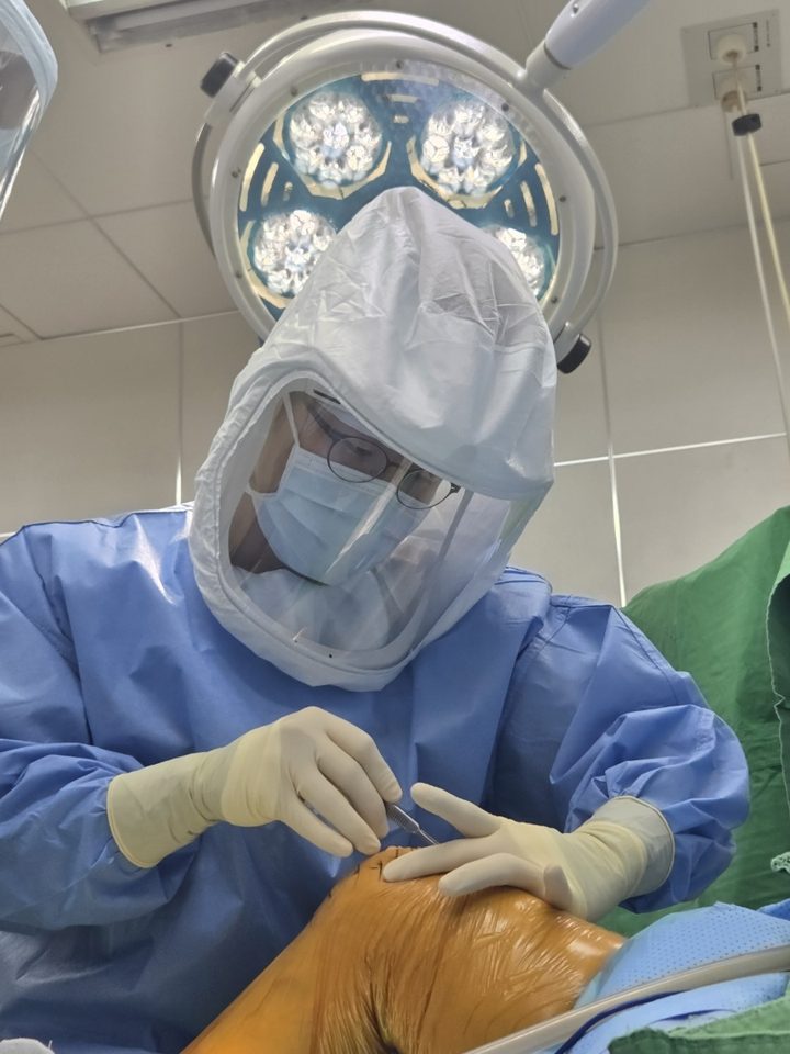 수술복을 입고 무릎 수술을 하는 남희승 원장